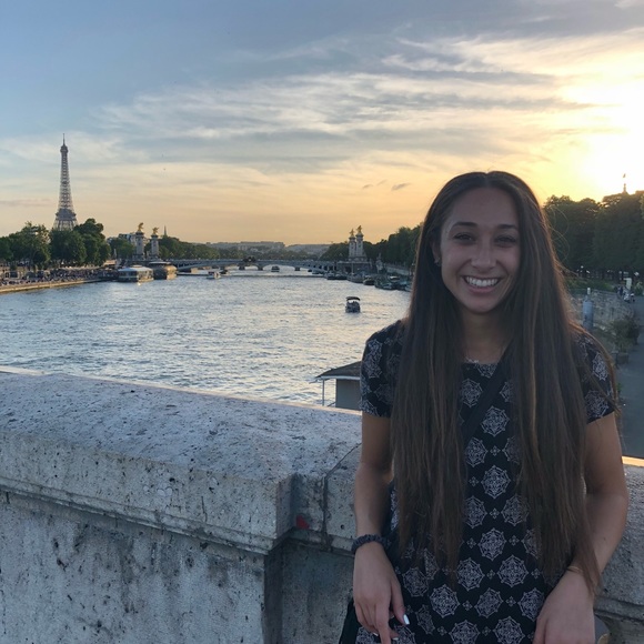 Meet your Posher, Natalie - Picture 1 of 5